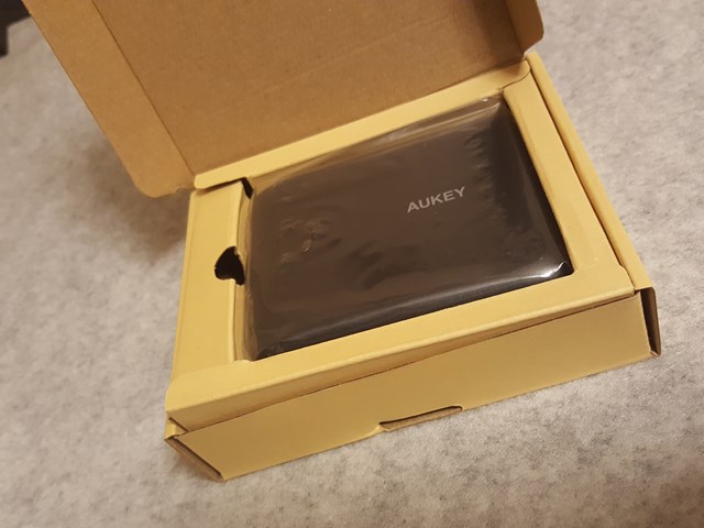 aukey-mobile-battery-10000mah-pb-n42-review002